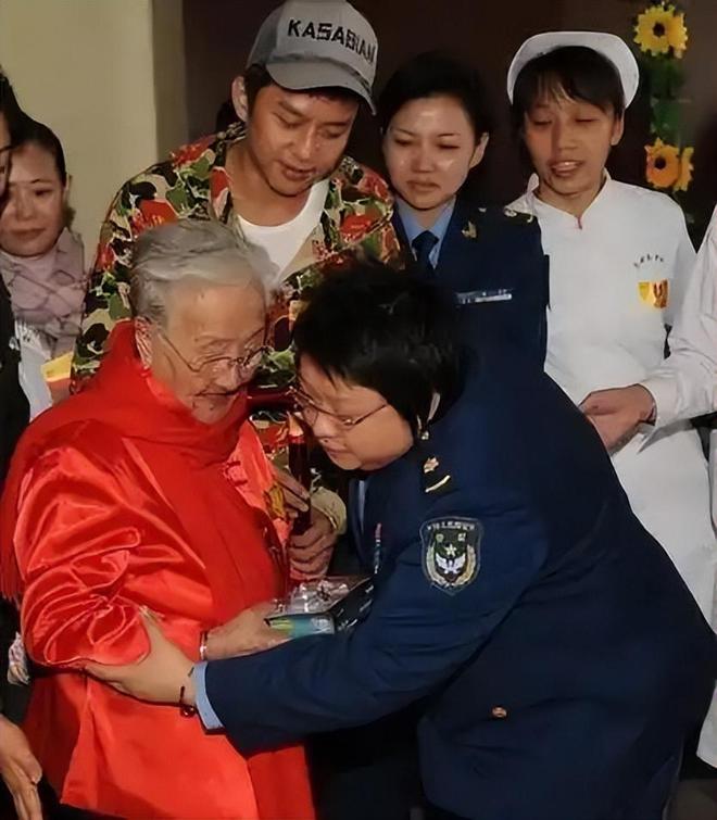 人担忧的事还是发生了后事安排遭质疑麻将胡了app韩红母亲去世才2天令(图3)