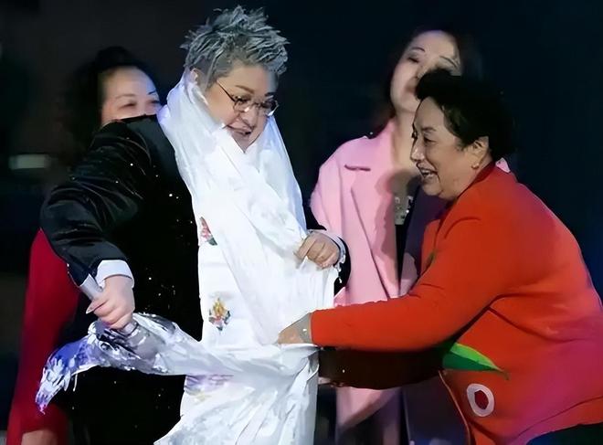 人担忧的事还是发生了后事安排遭质疑麻将胡了app韩红母亲去世才2天令(图14)